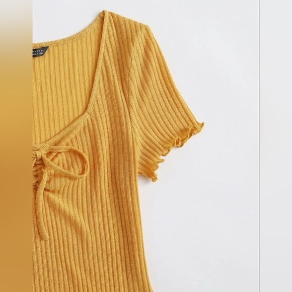 New Ruched Knot Front Lettuce Trim Rib-Knit Dress - Picture 4 of 4